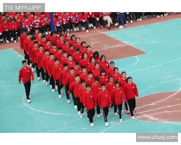 杨颖与足球明星亲密合影展现运动魅力与时尚风采的完美结合