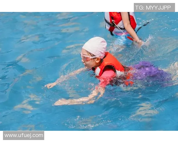 美女沉醉于足球明星的精彩踢球瞬间，感受运动魅力与青春激情交织的美好时光