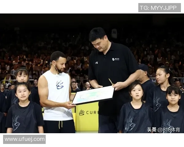 足球明星与姚明同框合影展现体育巨星的友谊与魅力 足球明星与姚明同框合影展现体育巨星的友谊与魅力