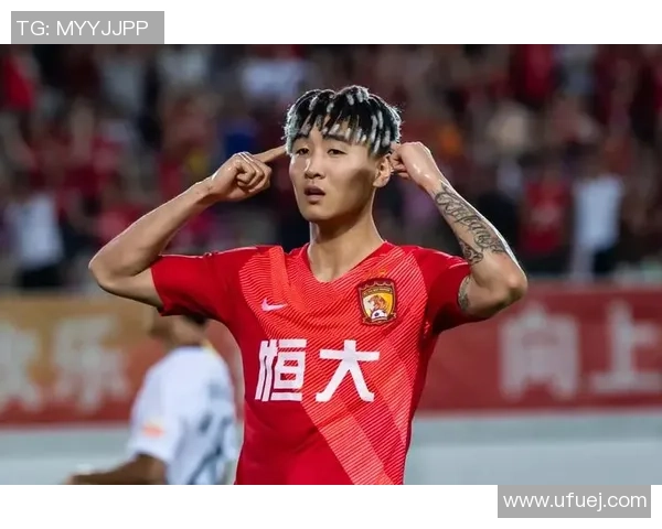 年轻足球明星杨某某崭露头角引发球迷热议未来可期