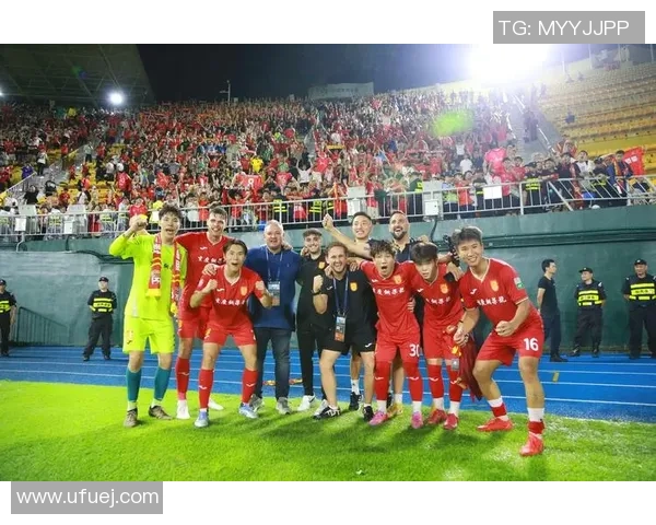 足球明星在赛场上的精彩瞬间与动人风采尽显运动魅力与激情 足球明星在赛场上的精彩瞬间与动人风采尽显运动魅力与激情